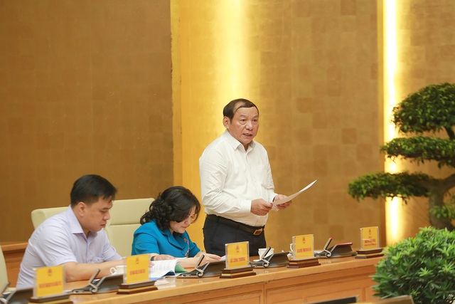 Bộ trưởng Bộ VHTT&DL Nguyễn Văn Hùng cho rằng rất cần tháo gỡ vướng mắc về mặt thể chế liên quan đến các quy định xuất nhập cảnh, quá cảnh, lưu trú để thuận lợi hơn cho du khách quốc tế - Ảnh: VGP/Đình Nam